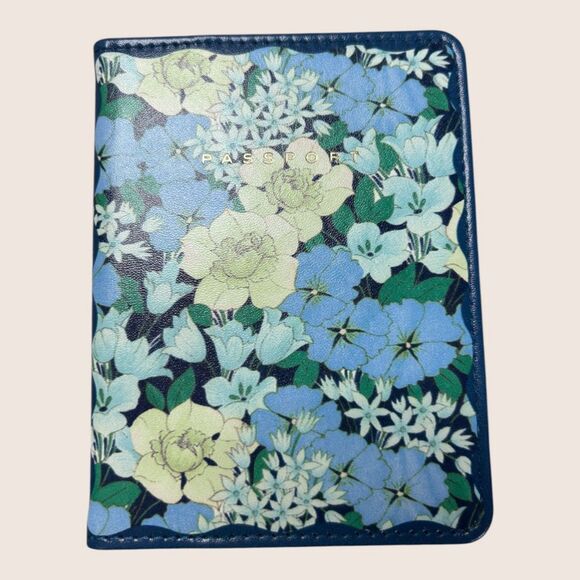 💙 ANTHROPOLOGIE x FRINGE FAUX LEATHER PASSPORT HOLDER BLUE PEACOCK FLOWER NWT - Picture 1 of 4